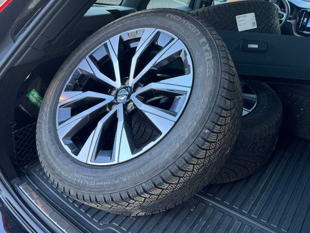 Volvo XC60 2024 Musta