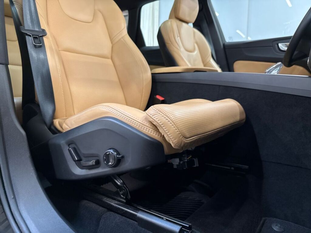 Volvo XC60 2024 Musta