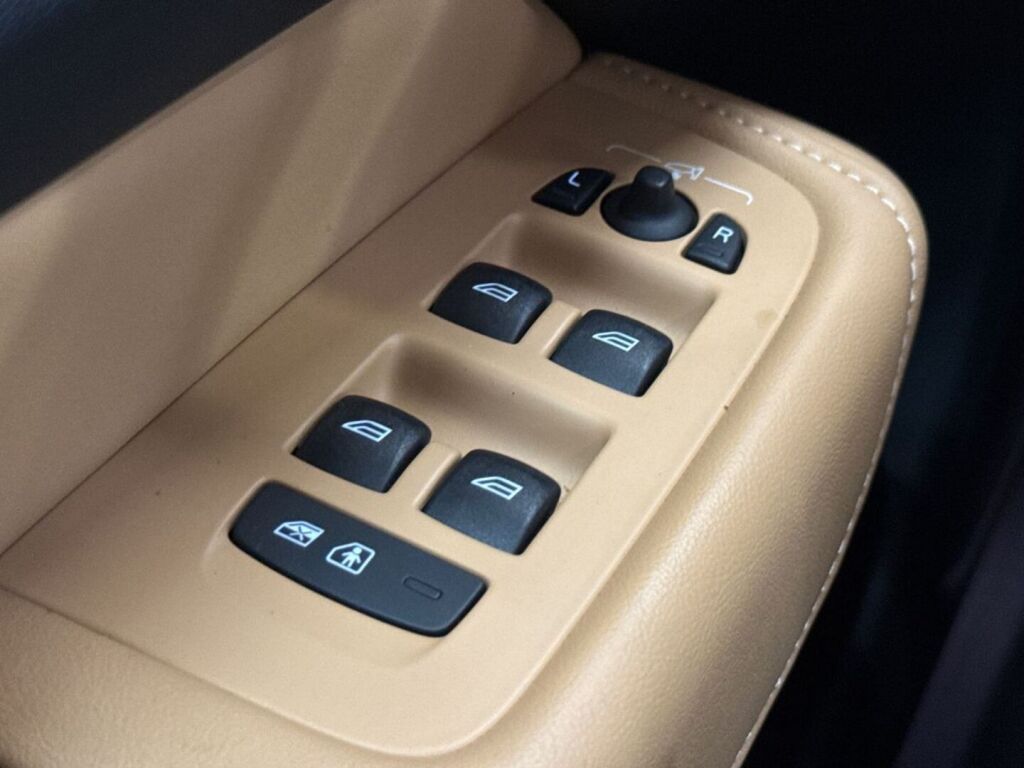 Volvo XC60 2024 Musta