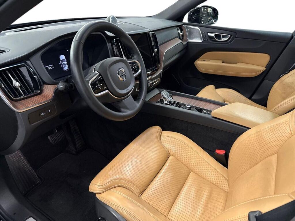 Volvo XC60 2024 Musta