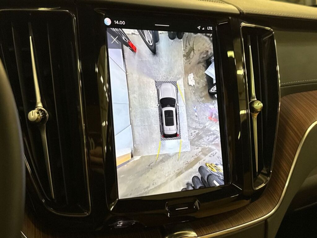 Volvo XC60 2024 Musta