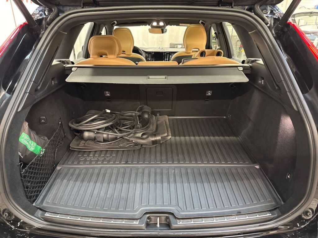 Volvo XC60 2024 Musta