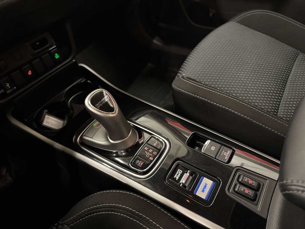 Mitsubishi Outlander PHEV 2019 Musta