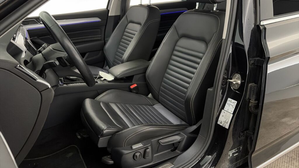 Volkswagen Passat 2023 Musta