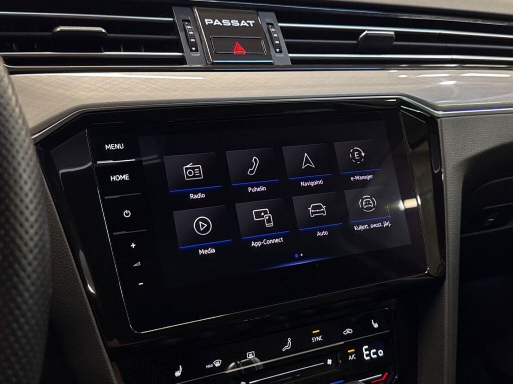 Volkswagen Passat 2023 Musta