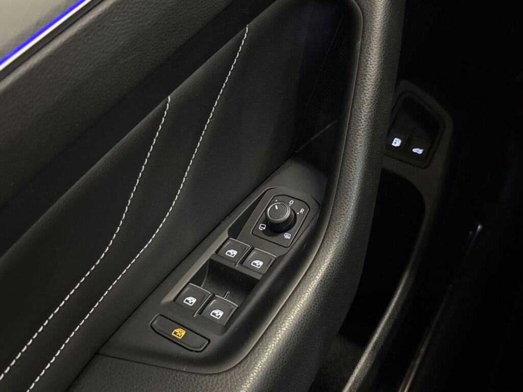 Volkswagen Passat 2023 Musta