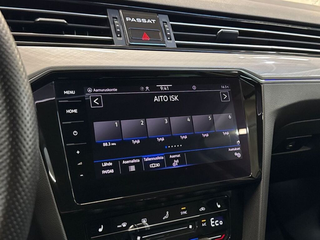 Volkswagen Passat 2023 Musta