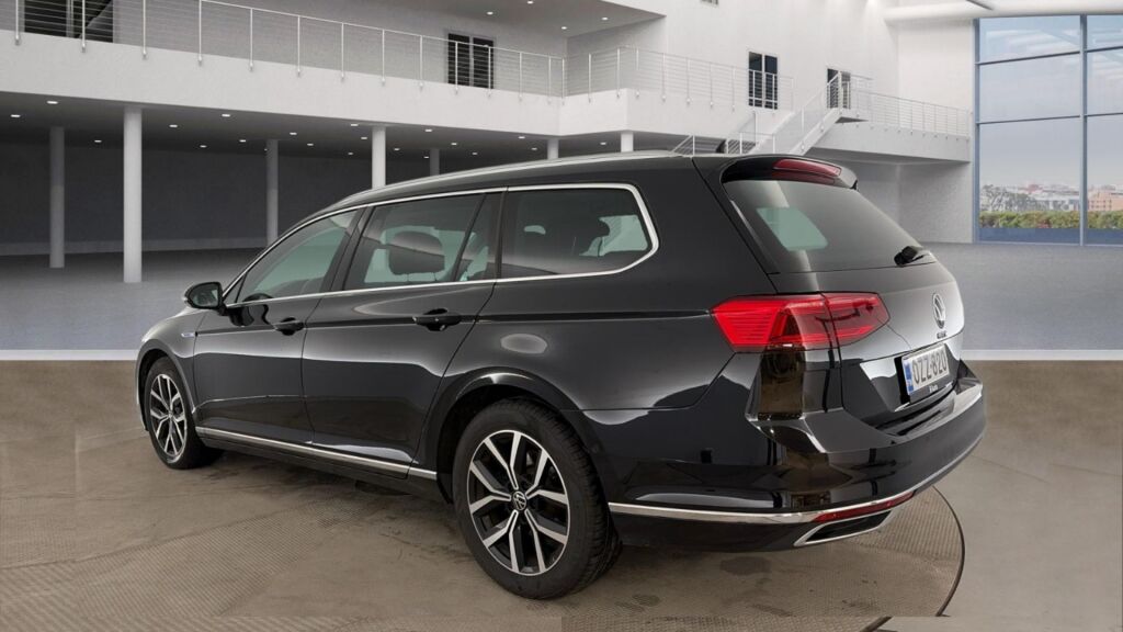Volkswagen Passat 2023 Musta