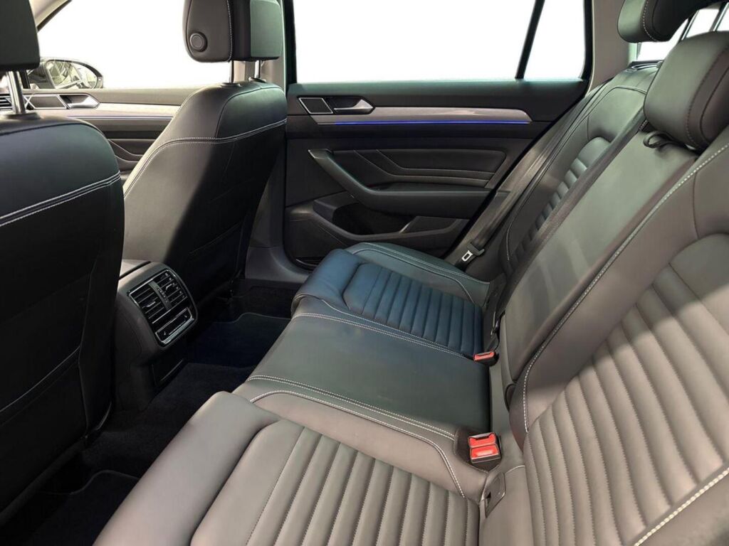 Volkswagen Passat 2023 Musta