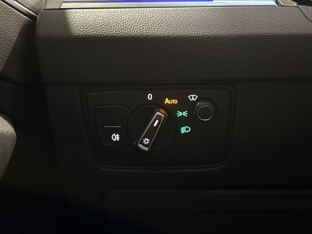 Volkswagen Passat 2023 Musta