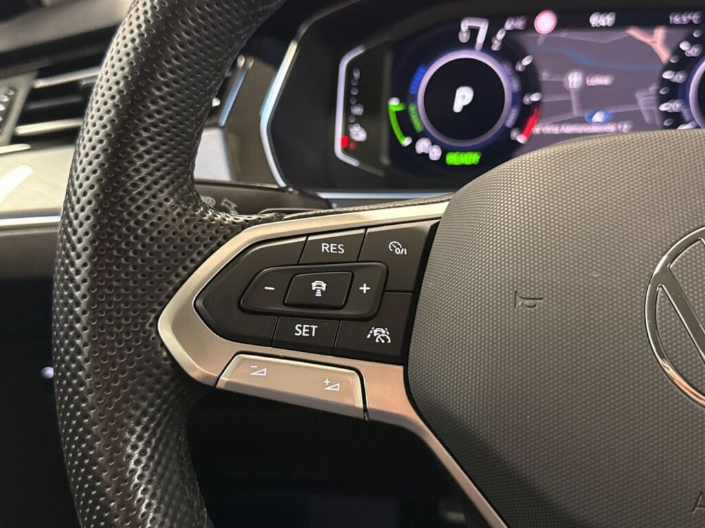Volkswagen Passat 2023 Musta