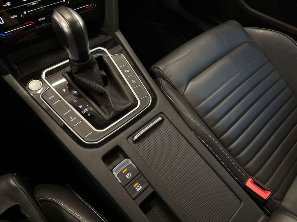 Volkswagen Passat 2023 Musta