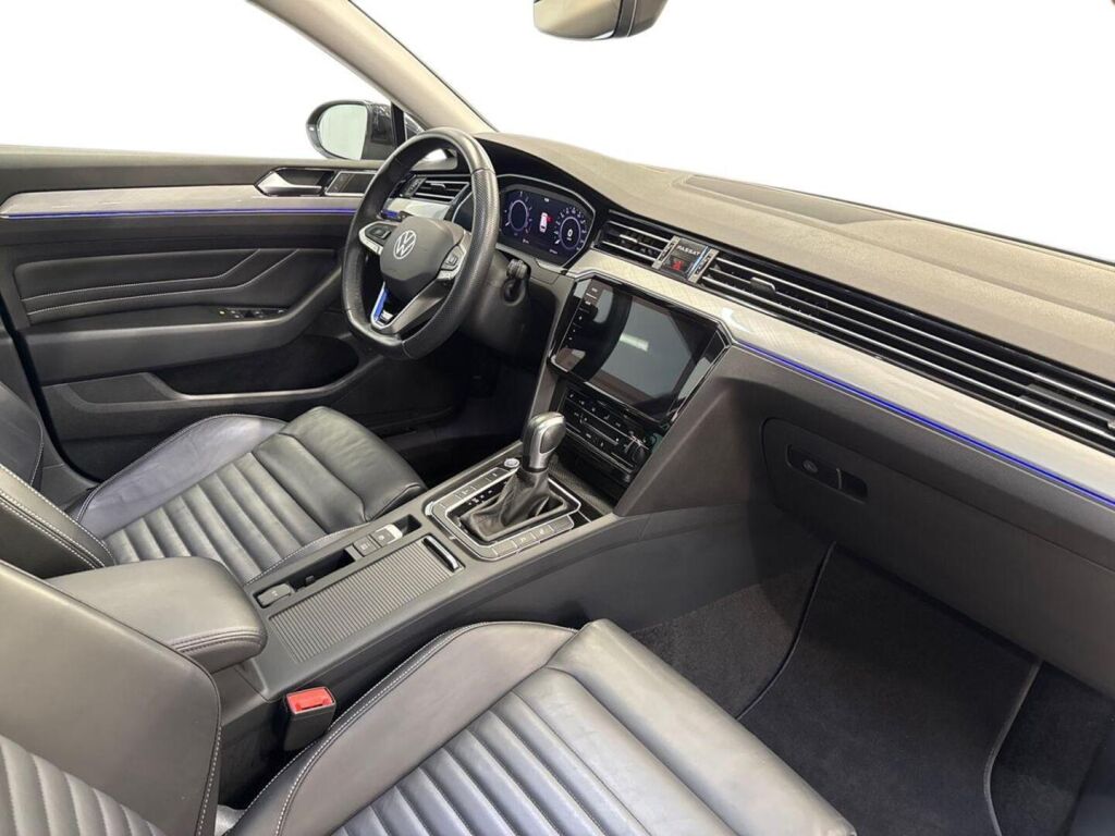 Volkswagen Passat 2023 Musta