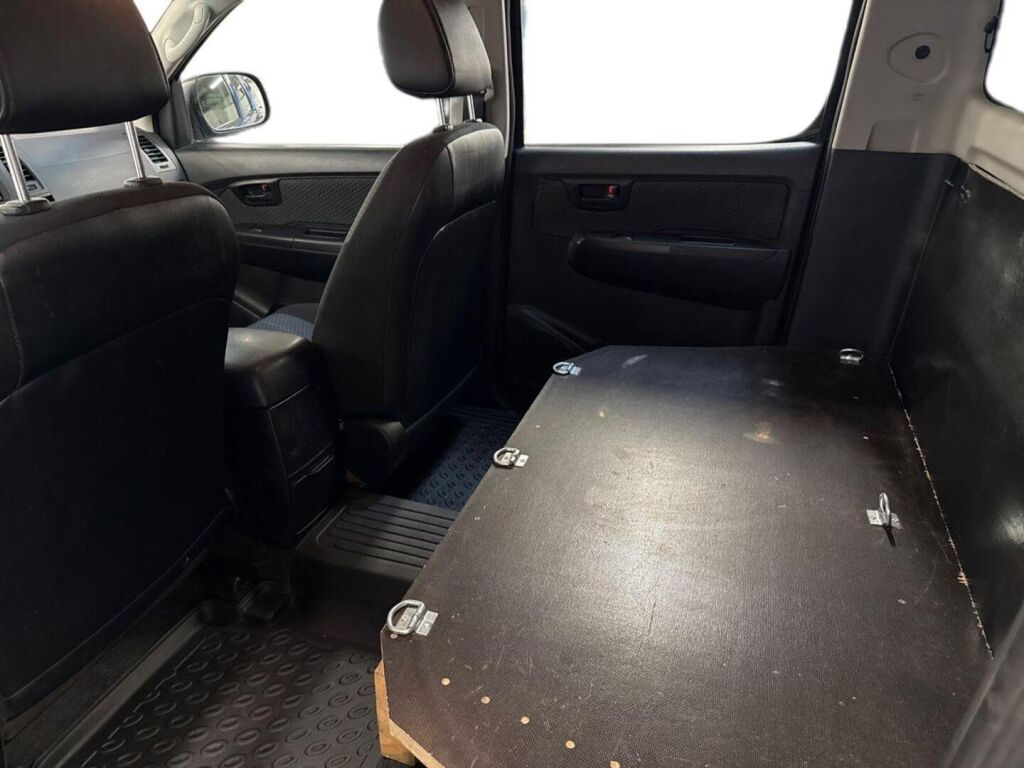 Toyota Hilux 2015 Punainen