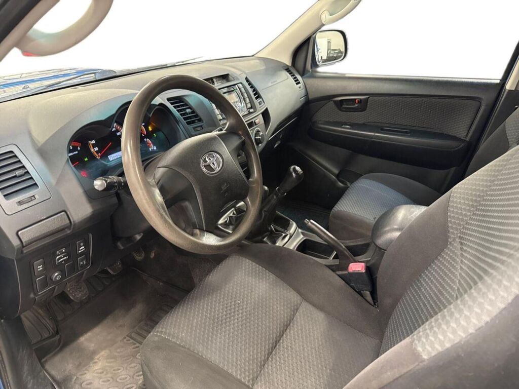 Toyota Hilux 2015 Punainen