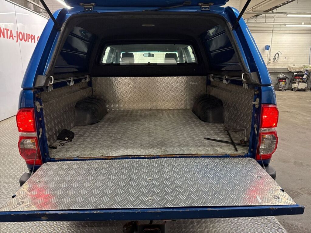 Toyota Hilux 2015 Punainen