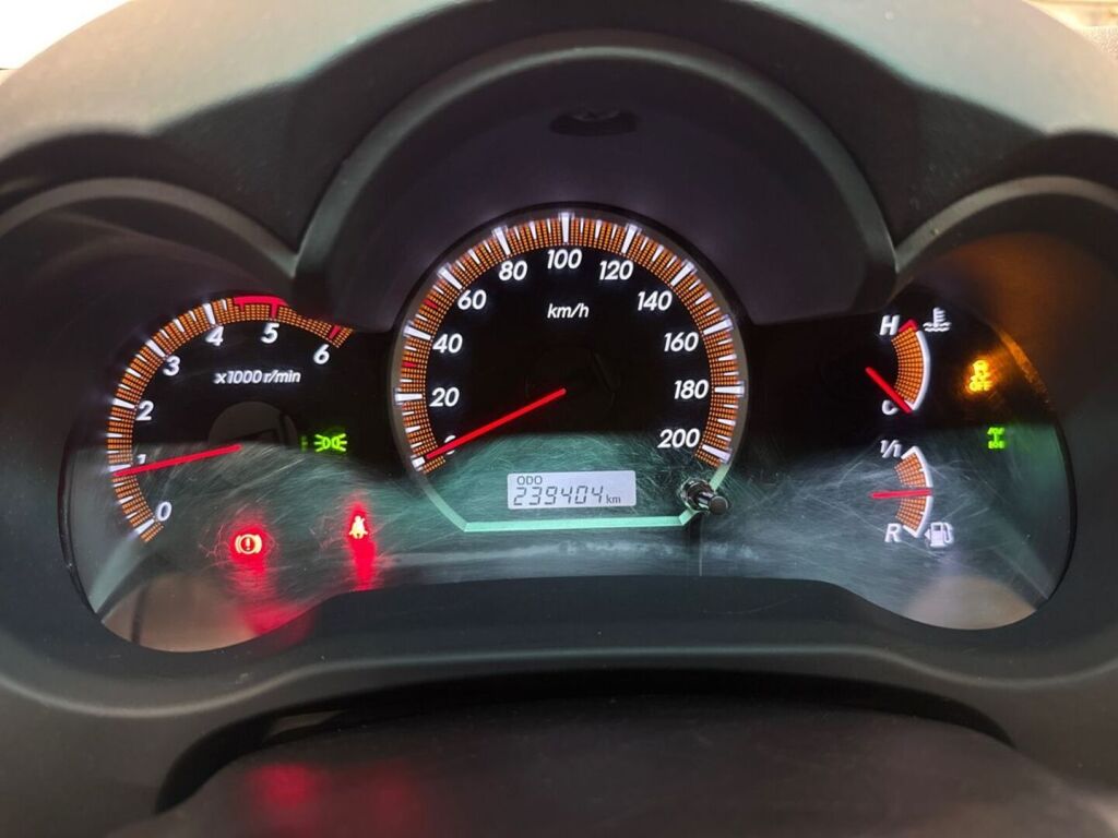 Toyota Hilux 2015 Punainen