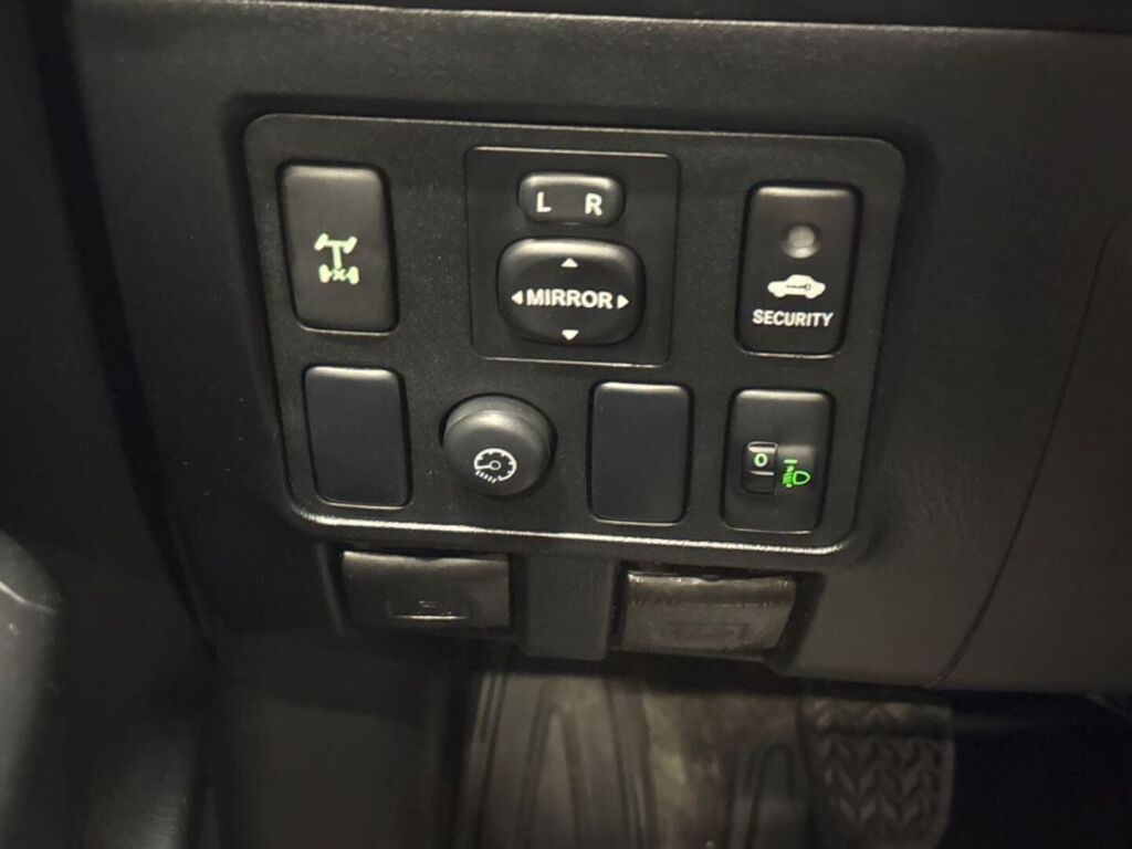 Toyota Hilux 2015 Punainen