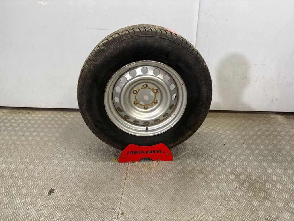 Toyota Hilux 2015 Punainen