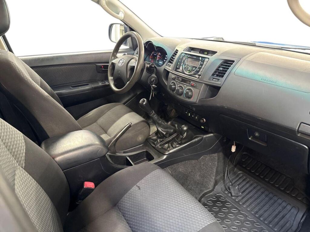 Toyota Hilux 2015 Punainen