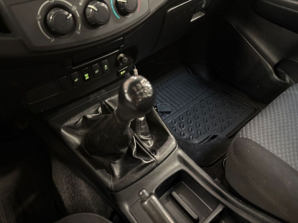 Toyota Hilux 2015 Punainen