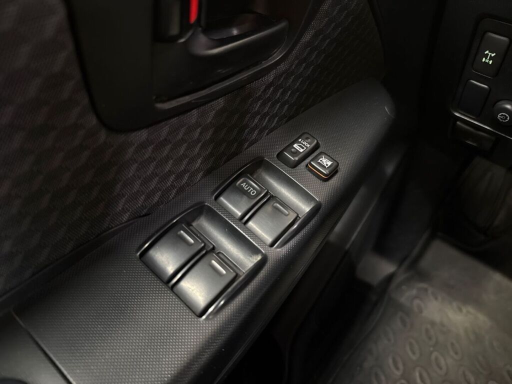 Toyota Hilux 2015 Punainen