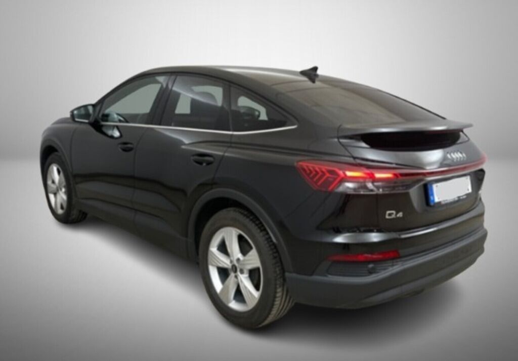 Audi Q4 e-tron 2024 Musta (Mythos Black Metallic)