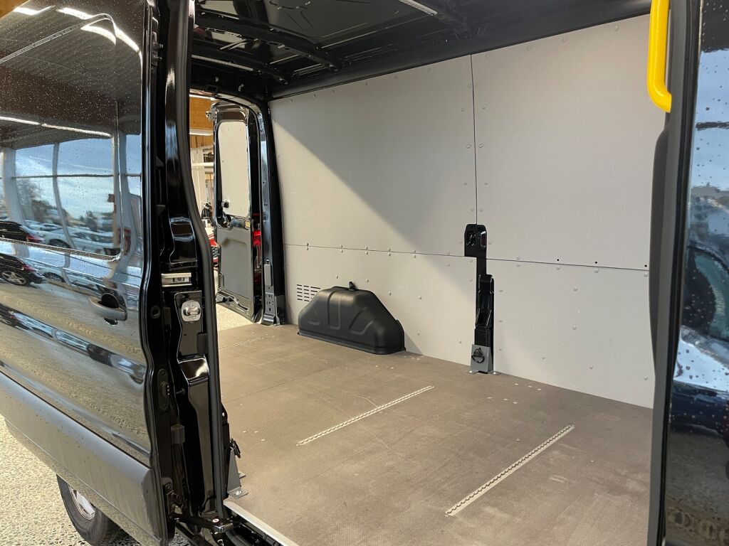 Ford Transit 2023 met.musta