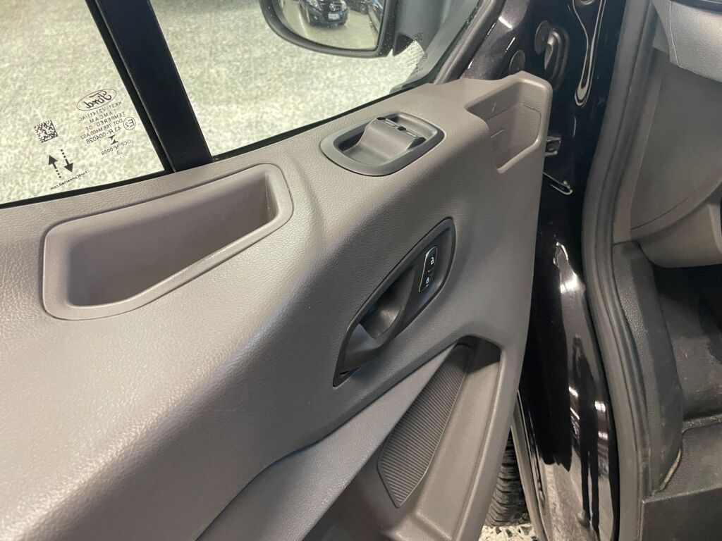 Ford Transit 2023 met.musta