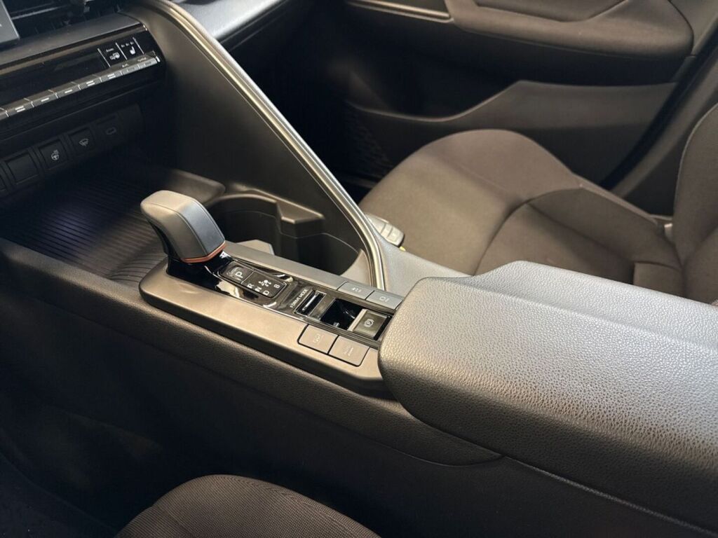 Toyota C-HR 2025 met.harmaa