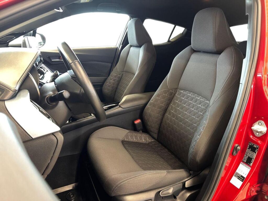 Toyota C-HR 2021 Punainen
