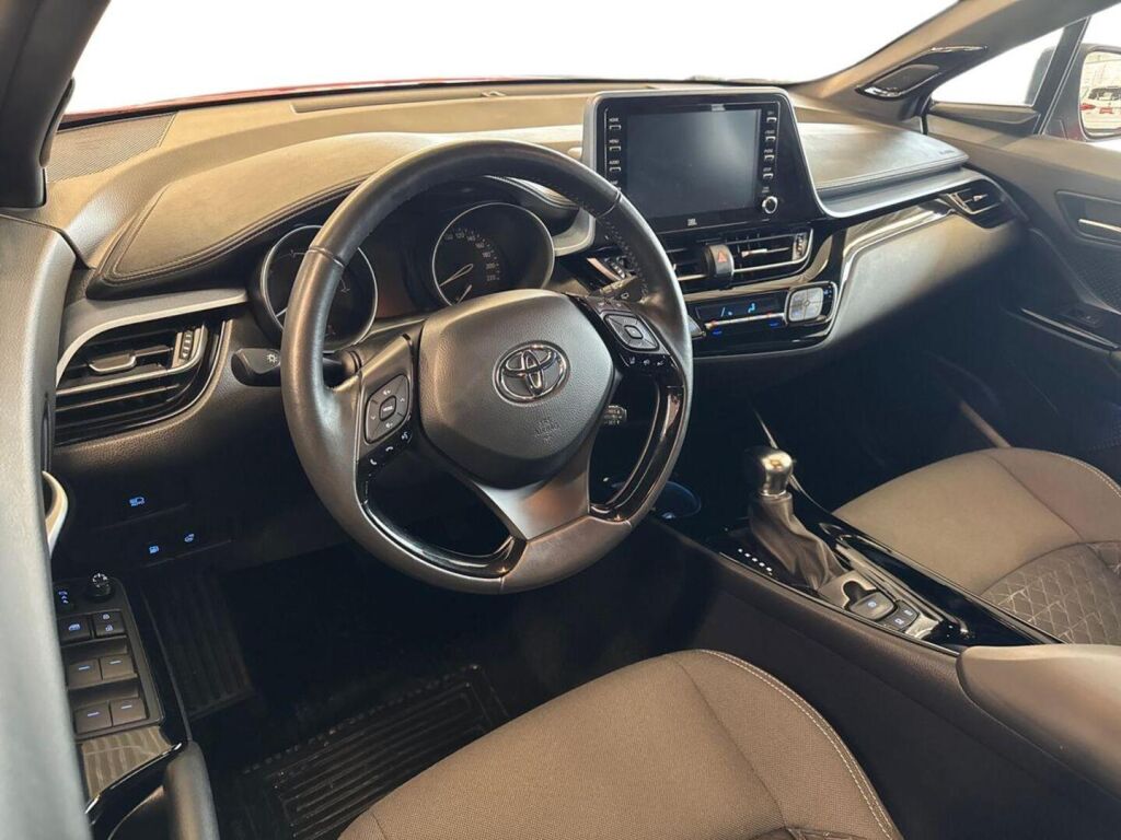 Toyota C-HR 2021 Punainen