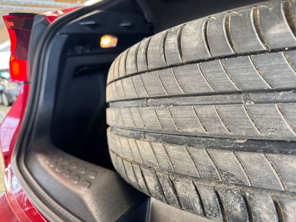 Toyota C-HR 2021 Punainen