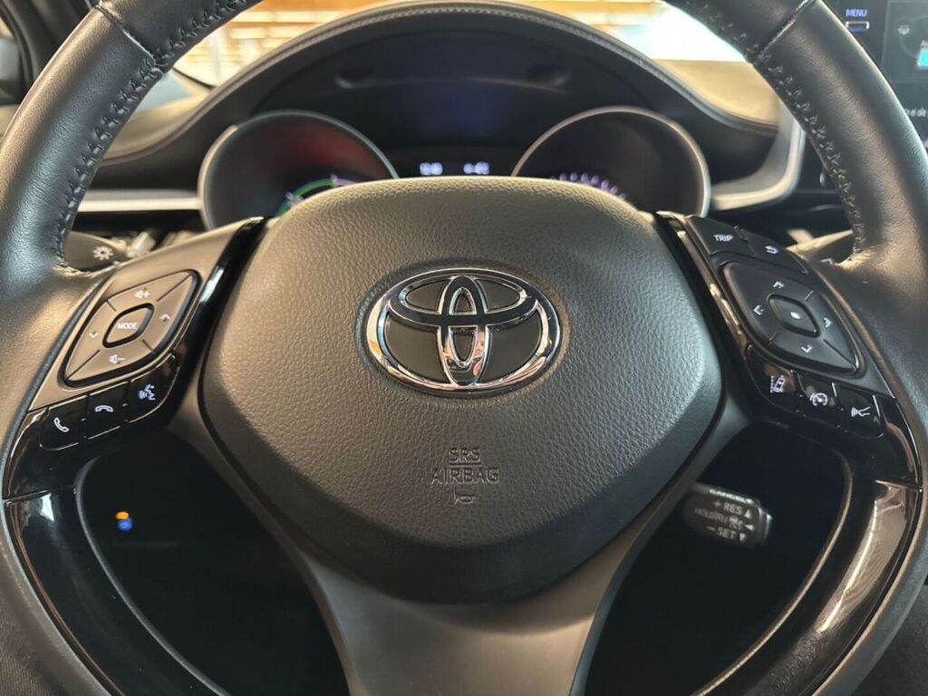 Toyota C-HR 2021 Punainen