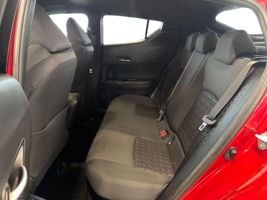 Toyota C-HR 2021 Punainen