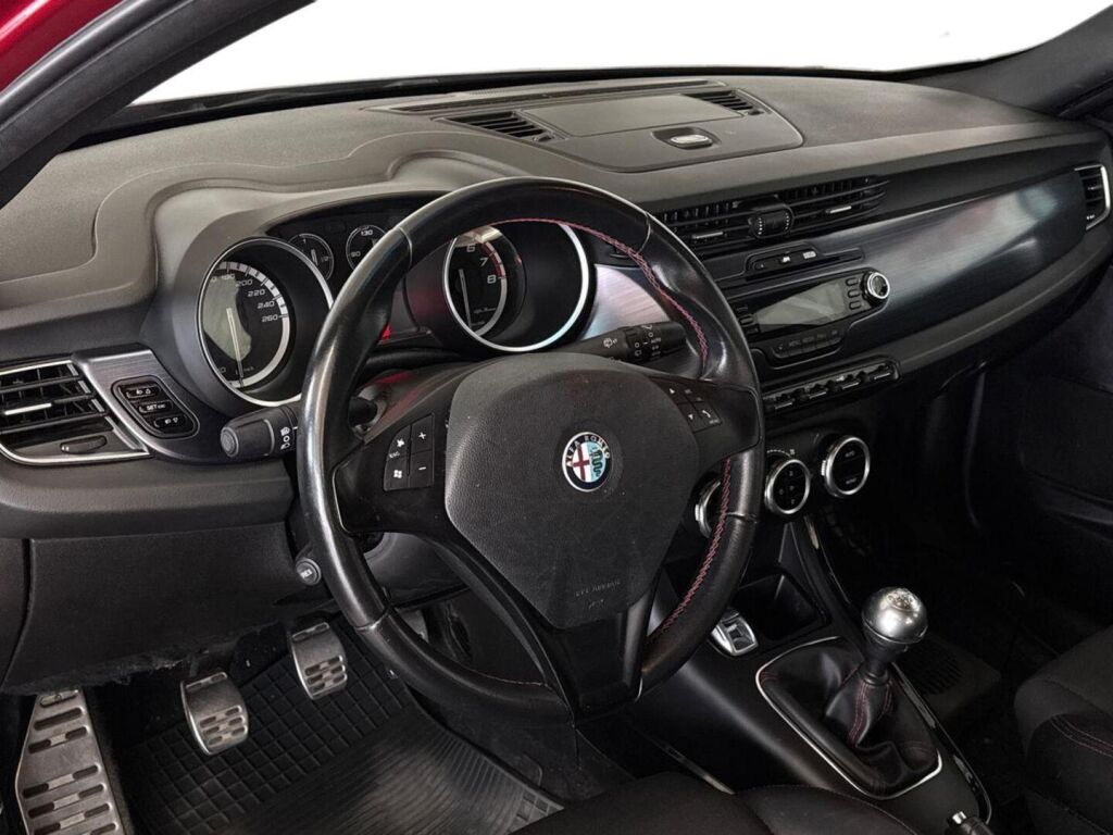 Alfa Romeo Giulietta 2011 Punainen