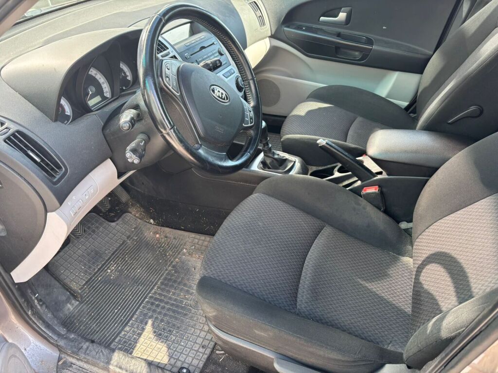 Kia Ceed 2009 Ruskea (beige)