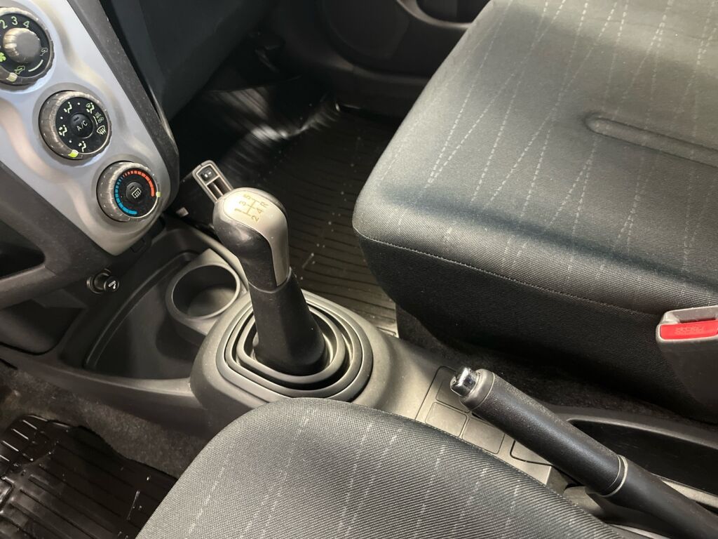 Toyota Yaris 2008 Punainen