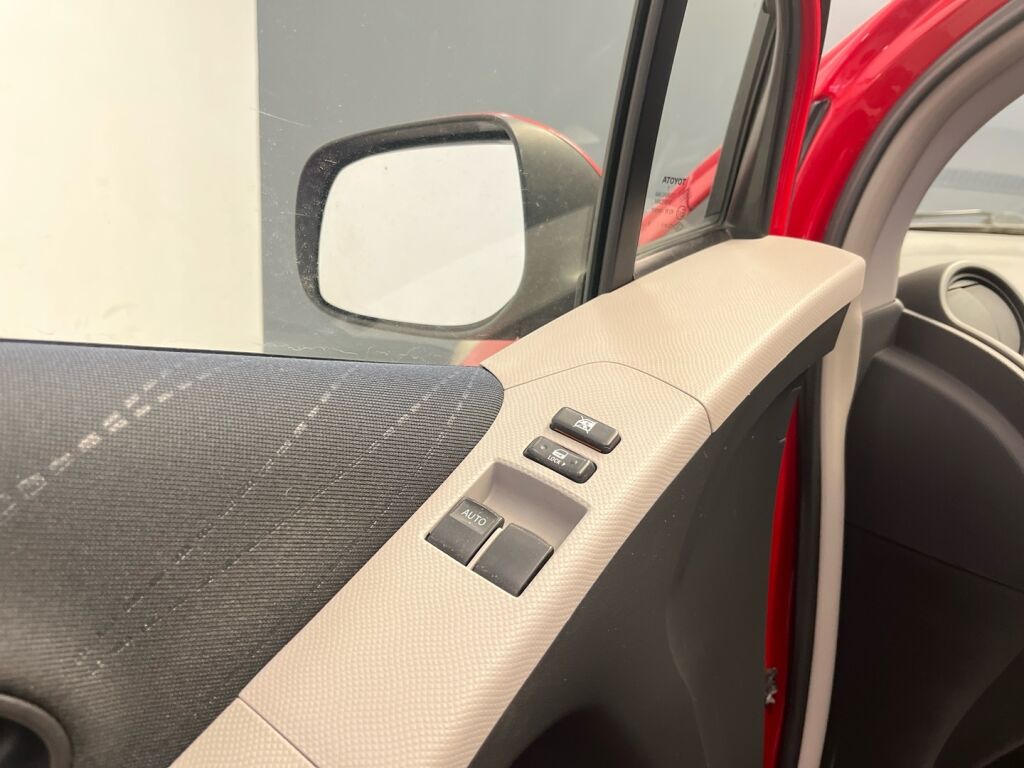 Toyota Yaris 2008 Punainen