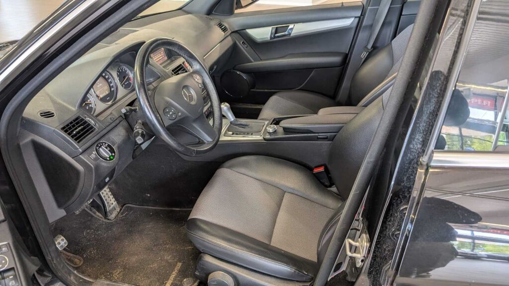 Mercedes-Benz C 2007 Musta