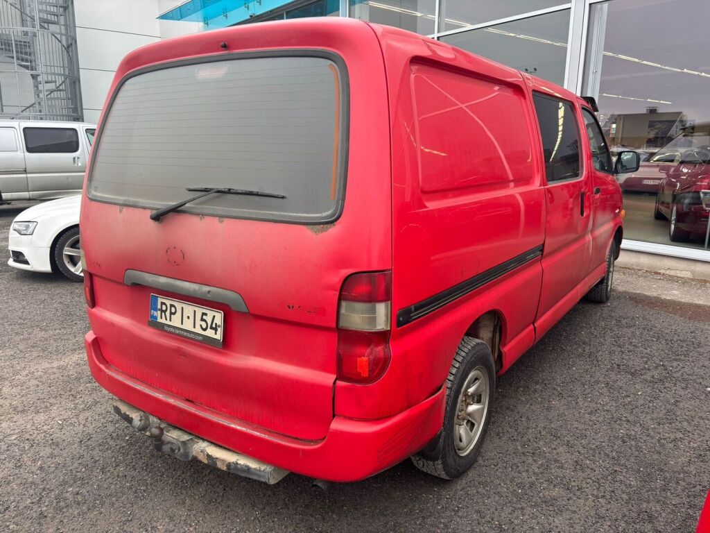 Toyota Hiace 2003 Punainen