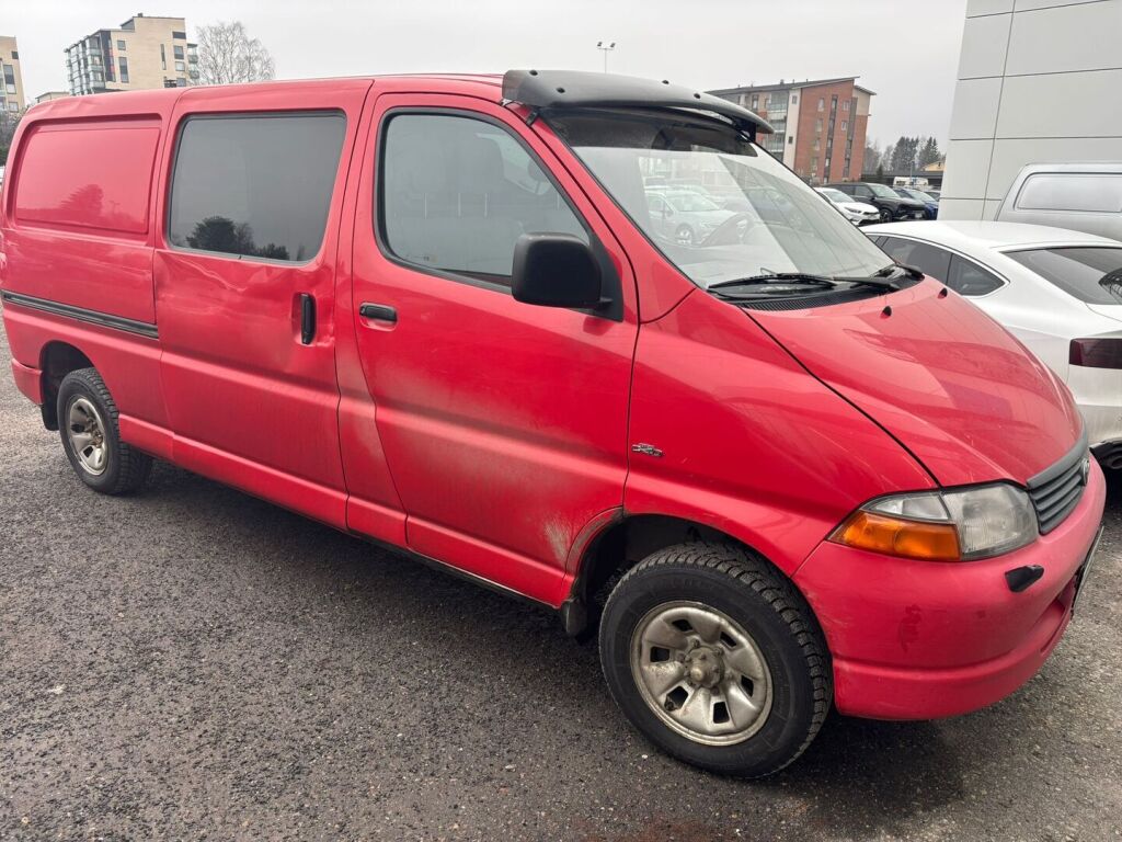Toyota Hiace 2003 Punainen