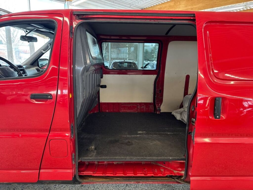 Toyota Hiace 2003 Punainen