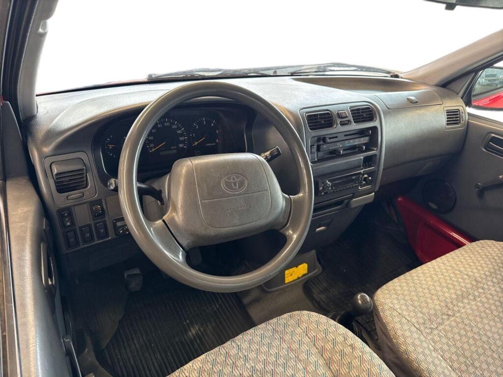 Toyota Hiace 2003 Punainen