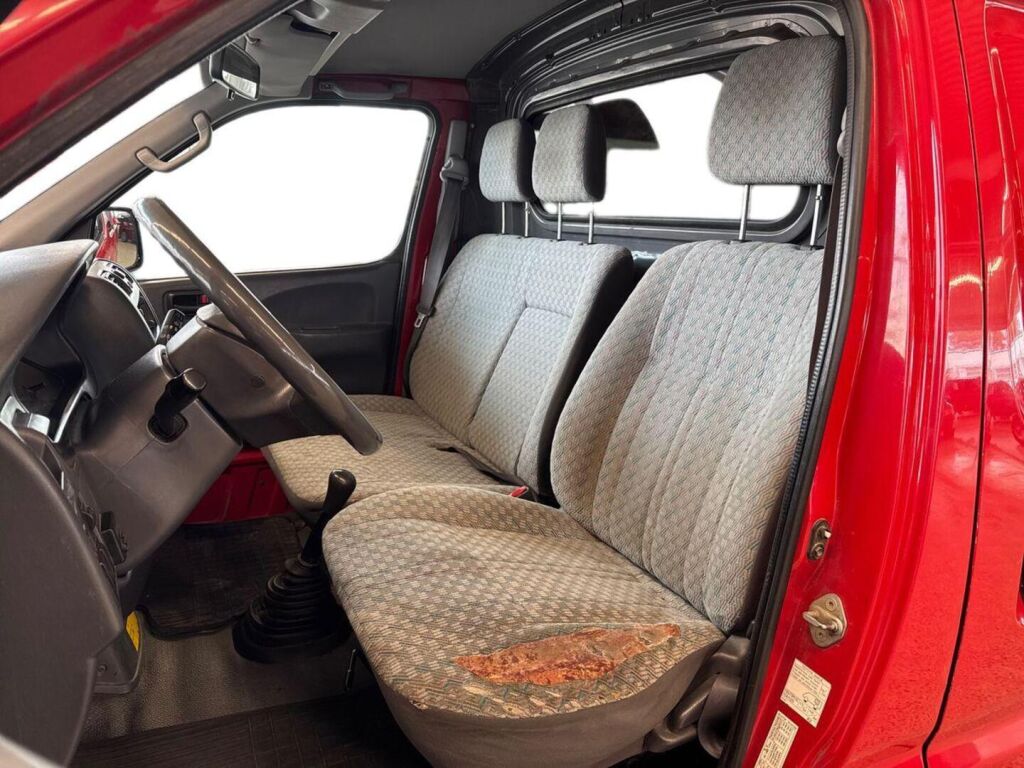 Toyota Hiace 2003 Punainen