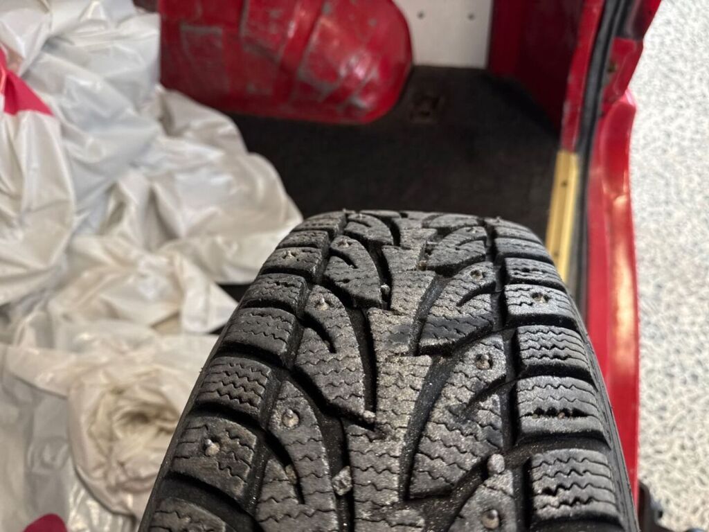 Toyota Hiace 2003 Punainen