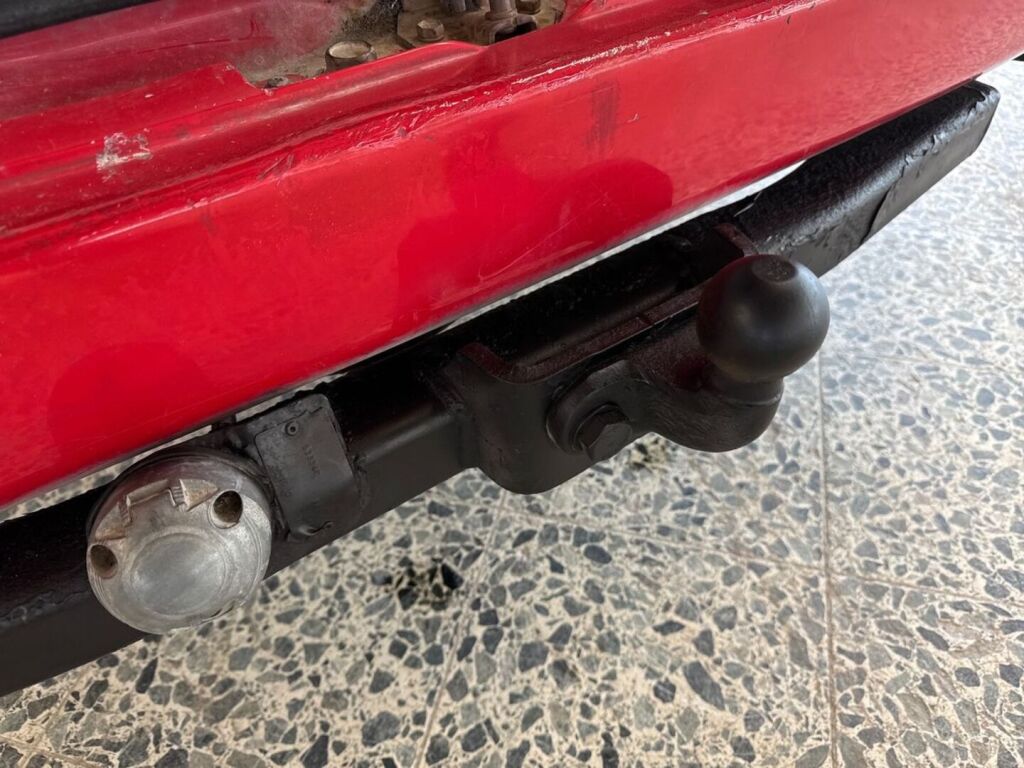 Toyota Hiace 2003 Punainen