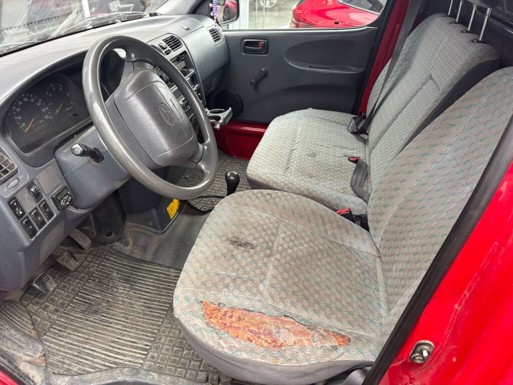 Toyota Hiace 2003 Punainen