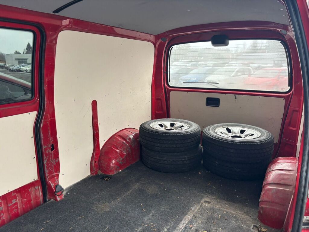 Toyota Hiace 2003 Punainen