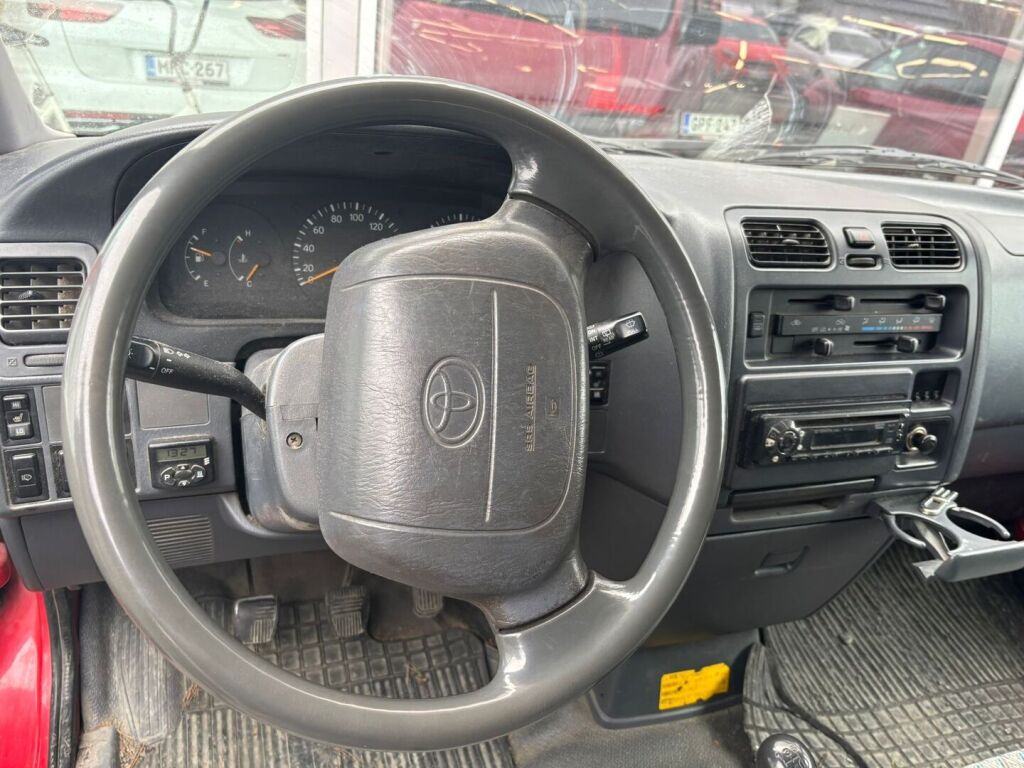 Toyota Hiace 2003 Punainen
